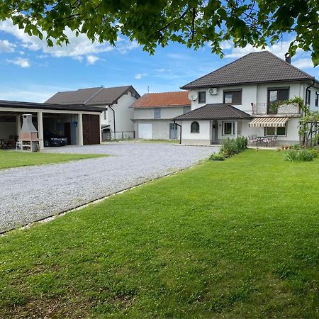 Villa Kuca Za Odmor Tarik à Cazin Extérieur photo